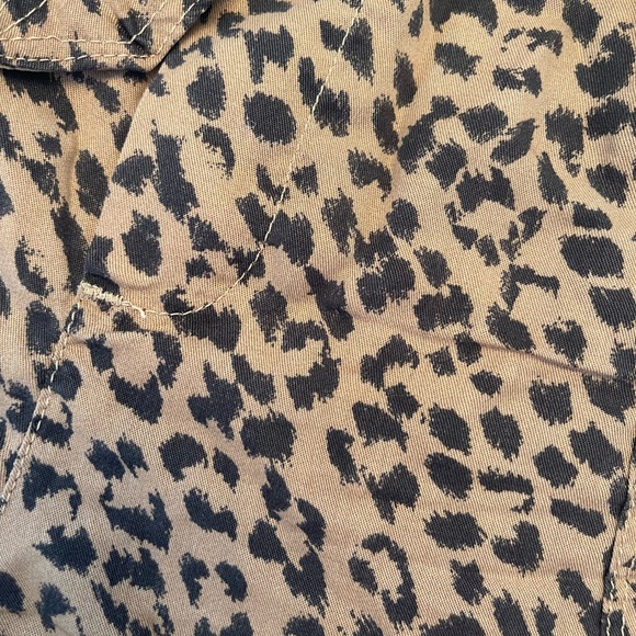 Large Aerie High Rise Cheetah Print Paper Bag Shorts
w/ Pockets - Picture 3 of 4